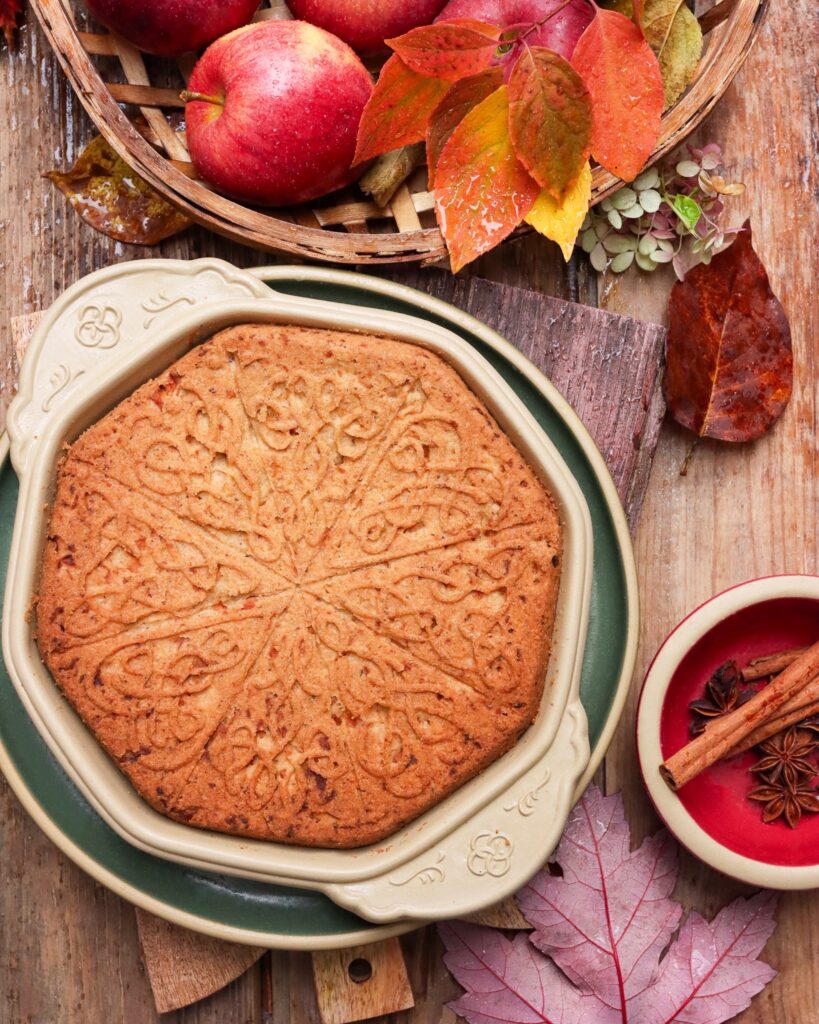 Shortbread with apples and cinnamon.