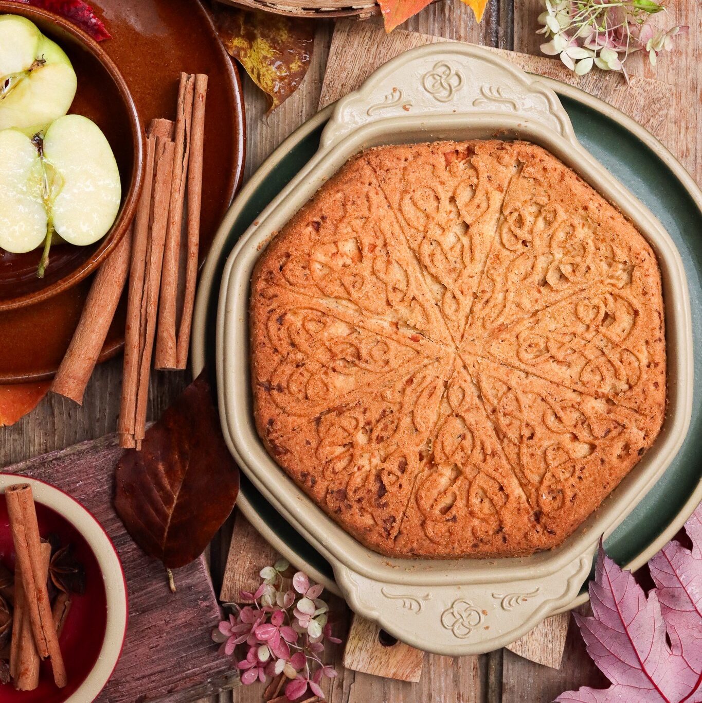 Shortbread with apples and cinnamon.