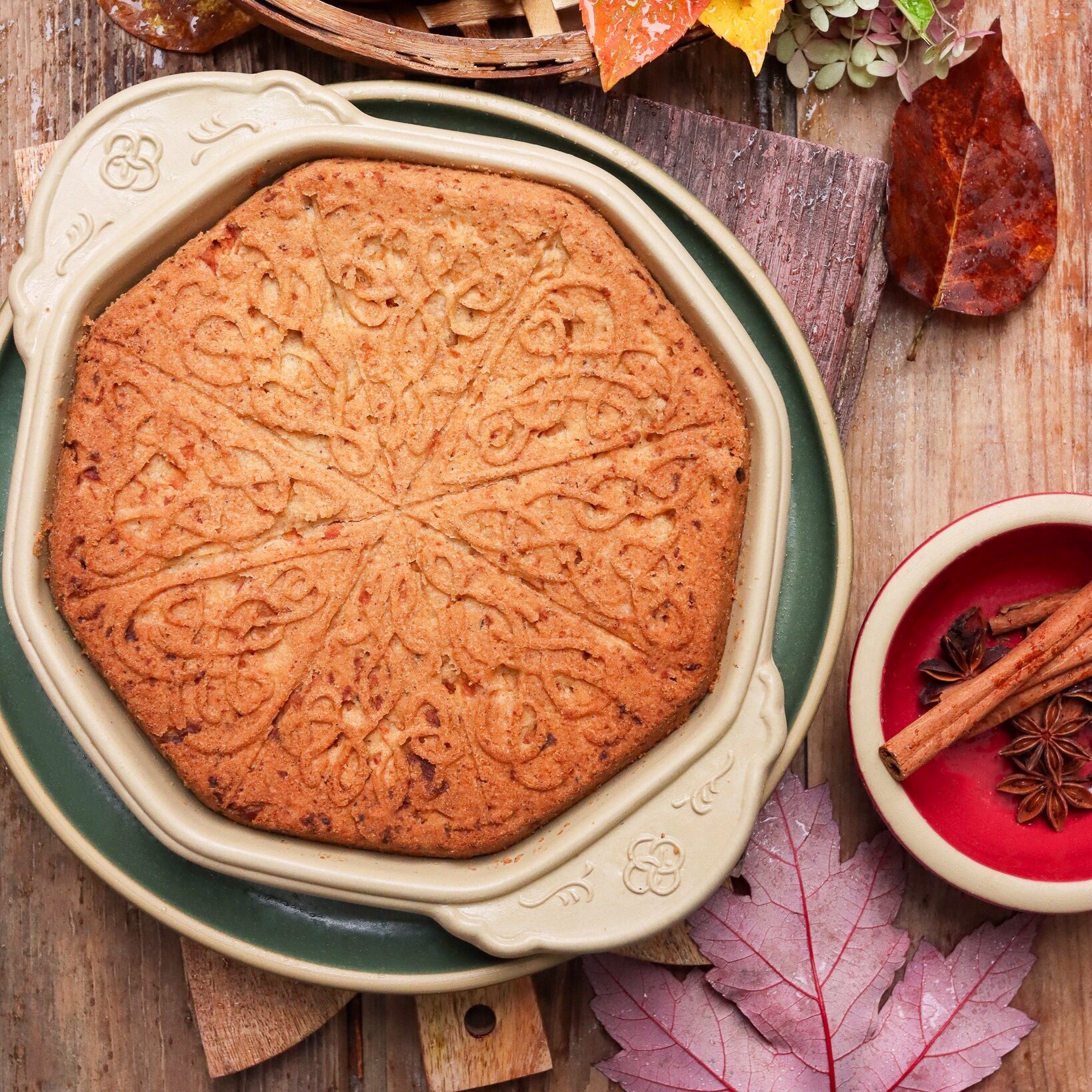 Shortbread with apples and cinnamon.